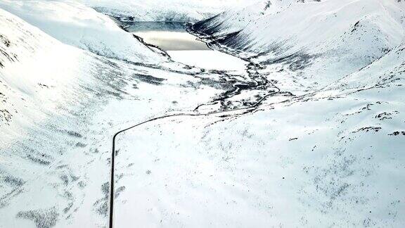 鸟瞰挪威特罗姆瑟的一条山路