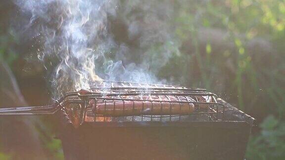 在篝火上烤着的炸香肠