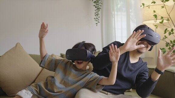 父子俩戴着VR头盔一起玩游戏