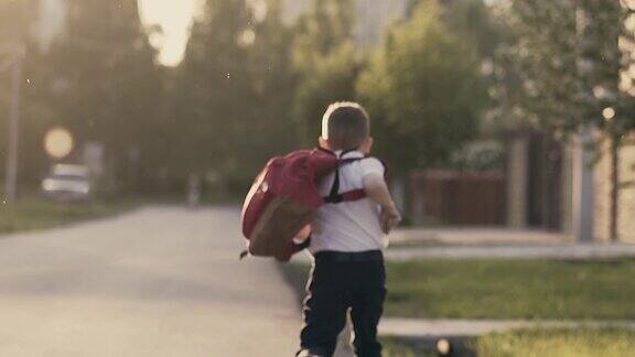 跟踪慢动作:一个男生放学后跑回家他身后是一个书包