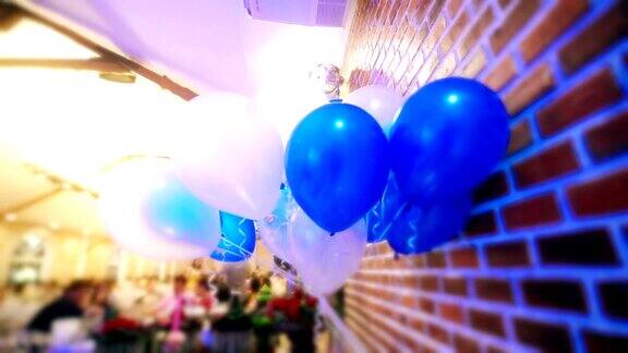 用蓝色和白色的气球装饰婚礼