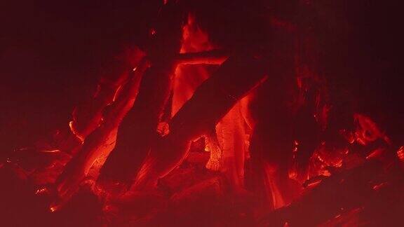 火在闪烁的热量中发出红色的光芒