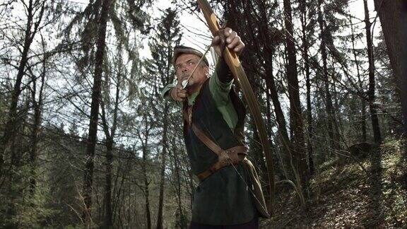 高清超级慢动作:中世纪射手在森林狩猎