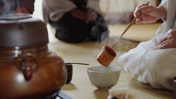 在日本传统茶道中女主人将热气倒入碗中