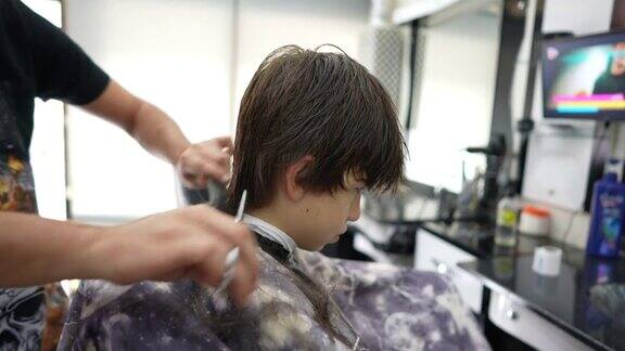 年轻时尚的发型师造型嬉皮士青少年的头发