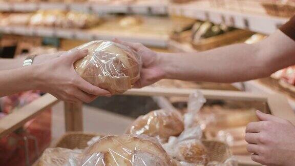 在面包店买面包