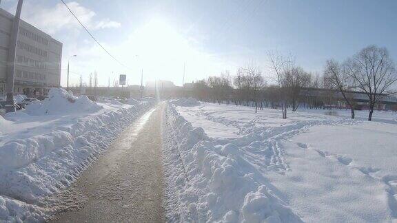 莫斯科居民区大雪过后清理公园里的小路