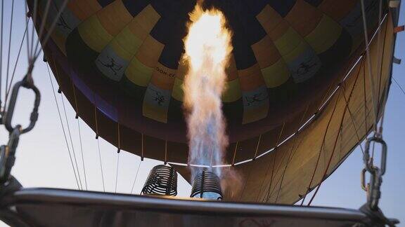 煤气燃烧器吹起了一个热气球