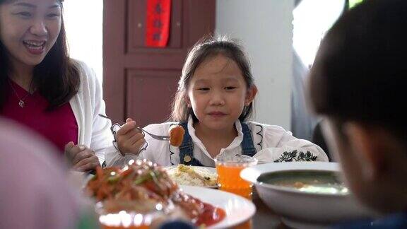 亚洲华人家庭在家里吃年夜饭