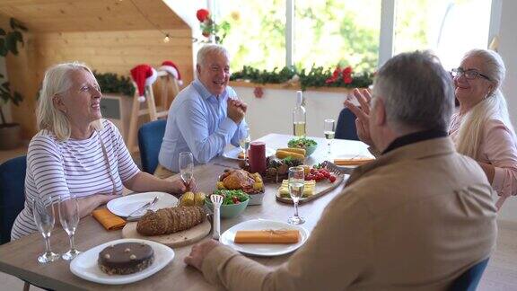 老年人在家享受四人约会午餐