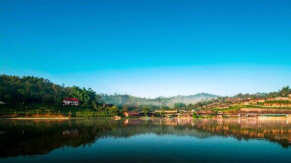 泰国湄宏松班腊泰国华人村的池塘清晨有雾移动(时间流逝)