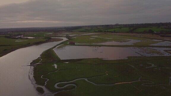无人机拍摄的英国埃塞克斯郡和萨福克郡边界的斯图尔河