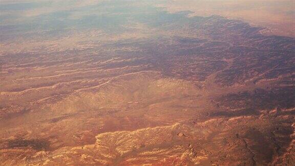 风景优美的亚利桑那州沙漠和山脉鸟瞰图