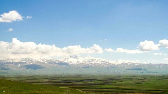 亚美尼亚的风景和山脉云在亚美尼亚的雪峰上移动时间流逝