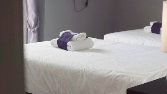 白色的枕头和床在酒店的卧室内部