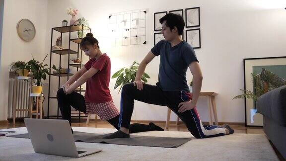 日本夫妇在家锻炼运动员在冠状病毒大流行期间在家锻炼