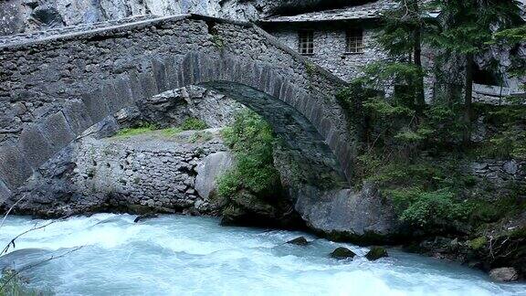 山河有古桥