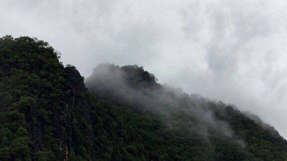 观赏云雾缭绕的山脉和热带雨林