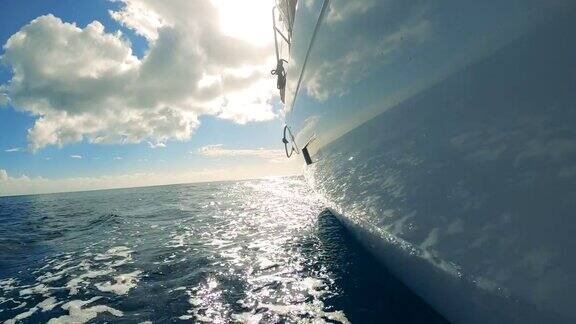 侧面的游艇的板与天空和大海反映在它