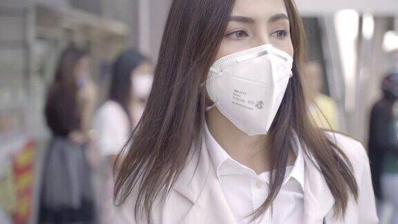 亚洲女性要去工作她戴着N95口罩防止PM2.5粉尘和雾霾她是咳嗽