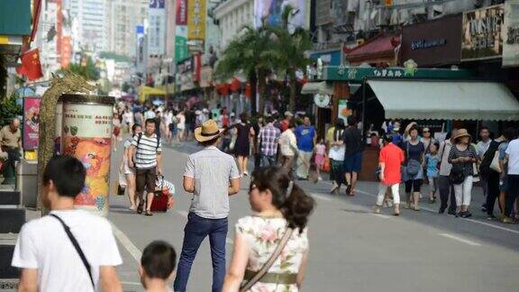 中国拥挤购物街的时间流逝