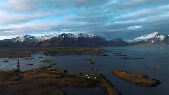 从空中俯瞰冰岛的美景维斯特拉霍恩山脉就在地平线上