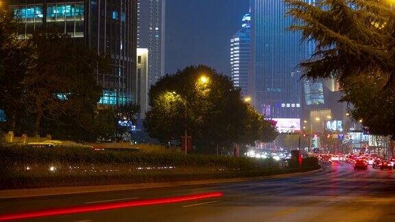 夜光照亮青岛市区、交通、街道的时间流逝全景4k中国
