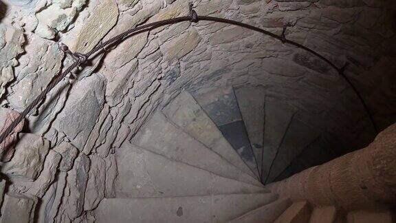 通往地牢的入口古老的石头螺旋楼梯