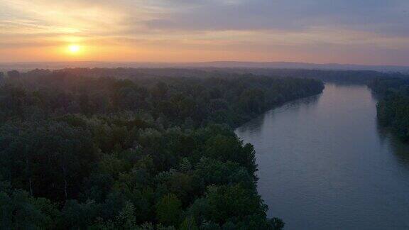 鸟瞰日出在天然德拉瓦河克罗地亚和匈牙利的边界