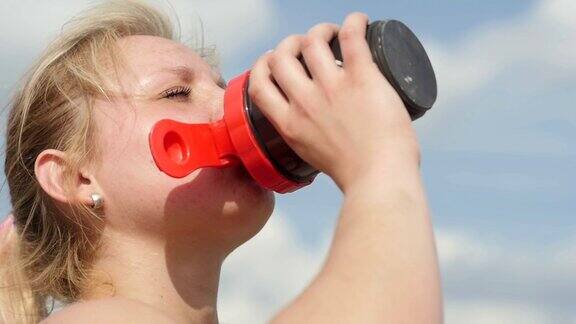 女性在运动后喝了一瓶水