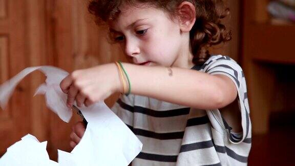 小女孩在客厅里剪一张纸