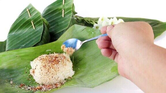 泰式甜点:糯米鱼干香蕉叶包裹白色背景