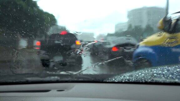 泰国雨季的雨点落在汽车镜子上