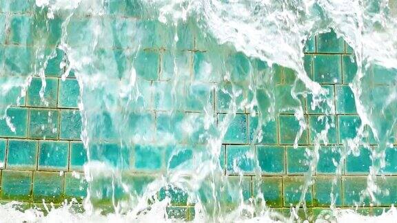 蓝色喷泉水幕特写缓慢流动的透明的水