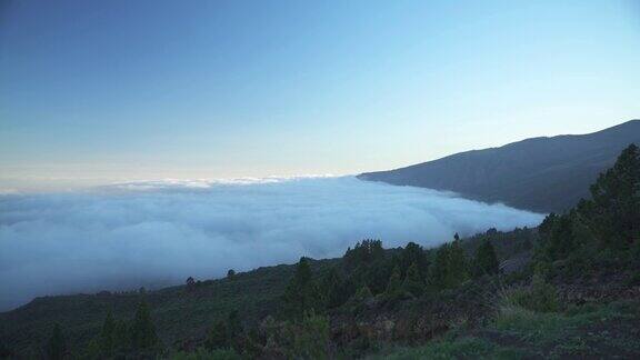 特内里费岛干燥的火山景观泰德火山密布着云