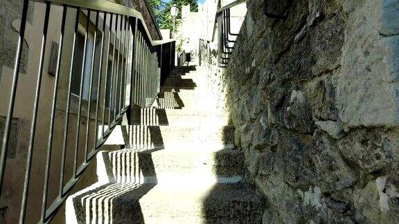 走在意大利圣马力诺古老的岩石楼梯上