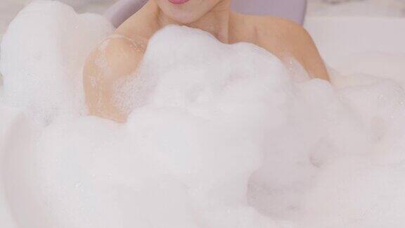 在浴室里洗泡泡浴的女人她心情愉快地清洗着自己