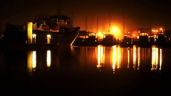 夜晚港口里漂浮的船只