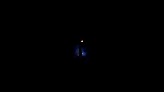 在黑暗中吹灭点燃的蜡烛