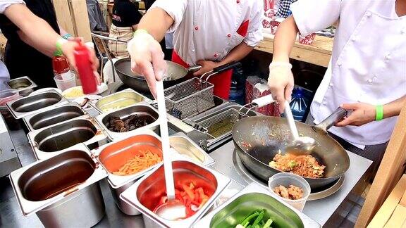 街头厨师用蔬菜做中国面条