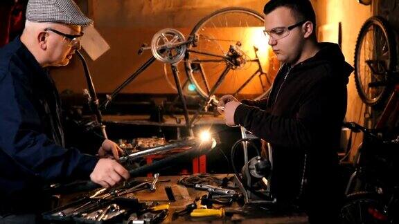 修理工在车间修理自行车