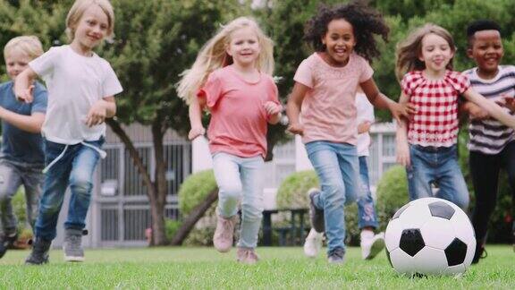 一群孩子和朋友在公园里踢足球
