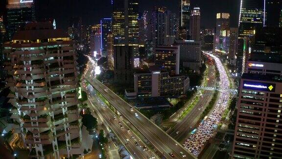 高速公路夜间交通堵塞的鸟瞰图