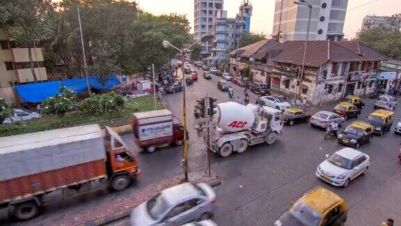 印度孟买繁忙拥挤的街道(十字路口)上车辆经过的时间流逝