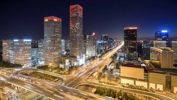 间隔拍摄摩天大楼在夜晚与天桥交通流量北京中国