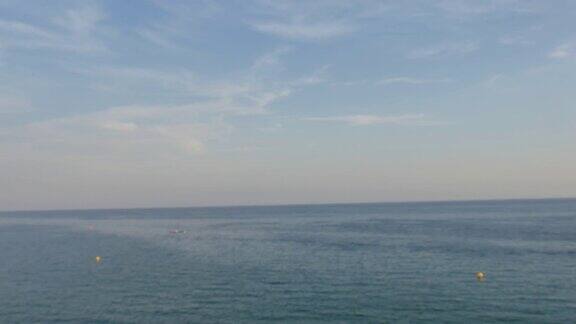 宁静的地中海海滩上美丽的日出