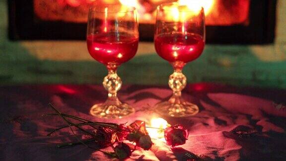 壁炉旁放着两杯红酒背景是闪烁的灯笼