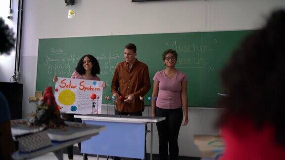 学生在教室里做关于太阳系的演讲