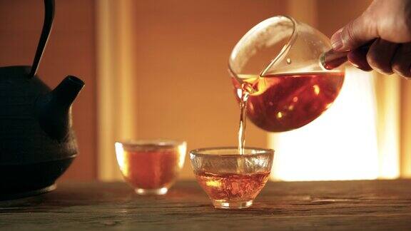 亚洲传统健康饮品将茶倒入茶杯中