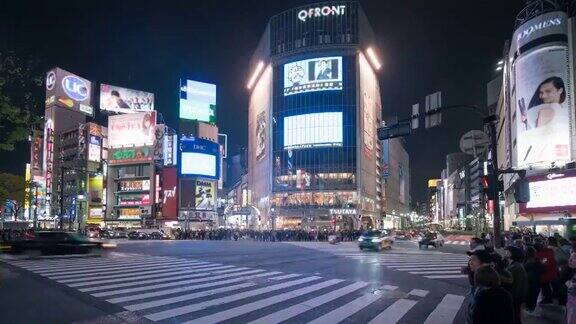 在日本涩谷穿过街道的人群